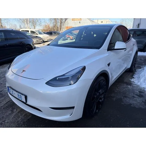 Tesla Y Performance 2024 — balts elektro SUV