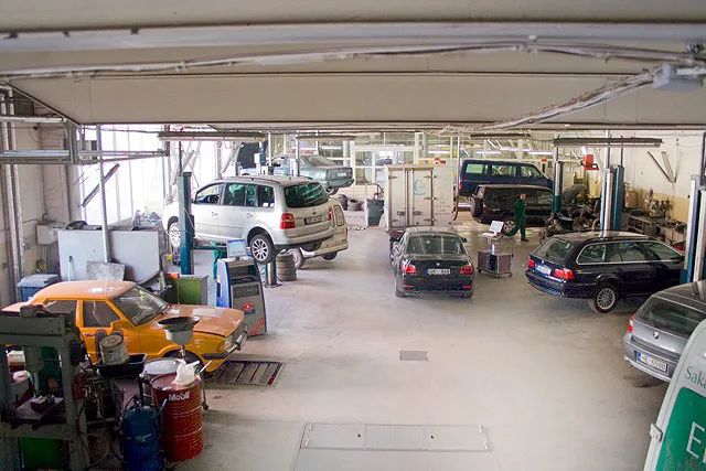 Ritošās daļas un dzinēju remonts — darbnīca ar pacēlājiem