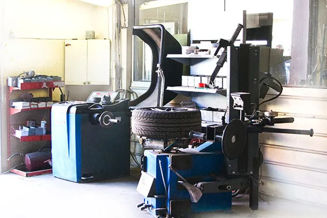 Automobiļa dzinēja remonts darbnīcā