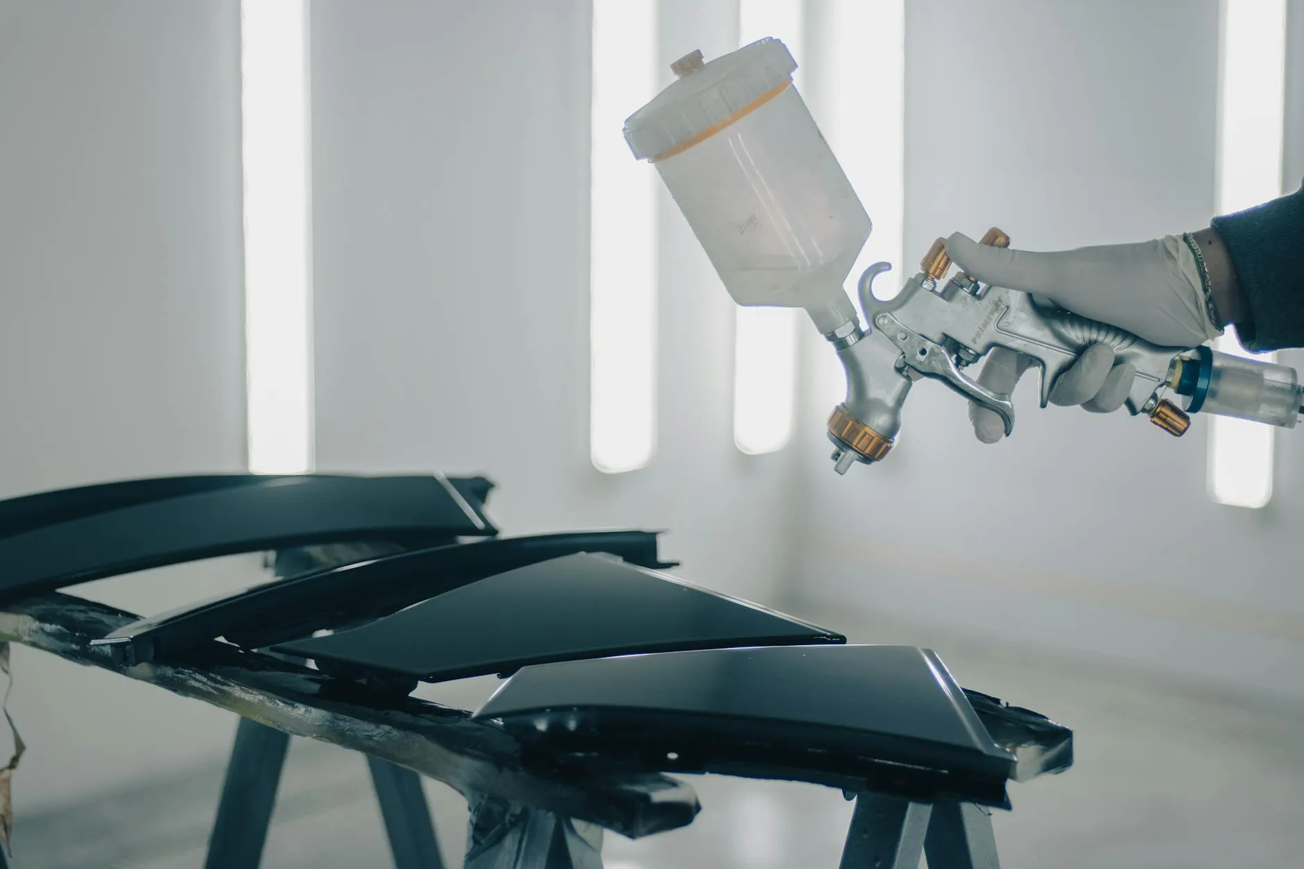 Automobiļa krāsošana profesionālā krāsošanas kamerā — Vegu Auto