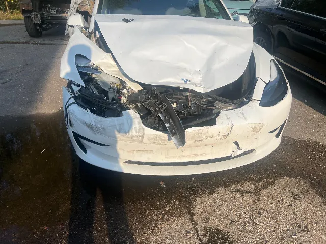 Tesla virsbūves remonts — bojāta priekšējā daļa