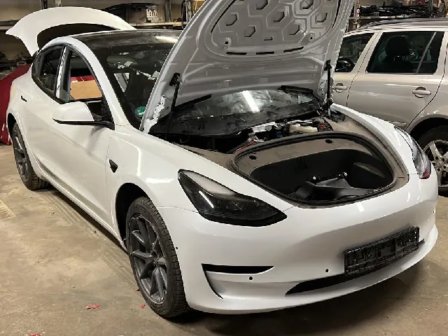 Tesla remonts — darba process