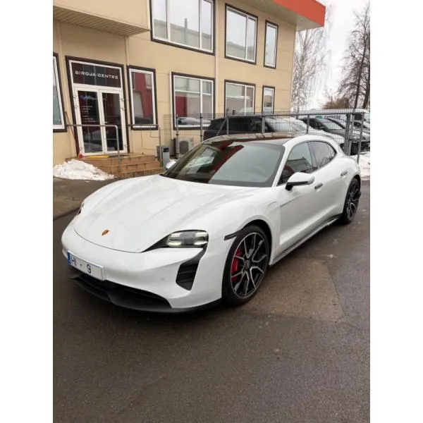 Porsche Taycan 4S Sport Turismo 2023 — balts elektroauto
