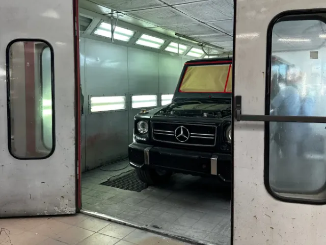 Automobiļa virsbūves remonts — noņemta virsbūve uz pacēlāja