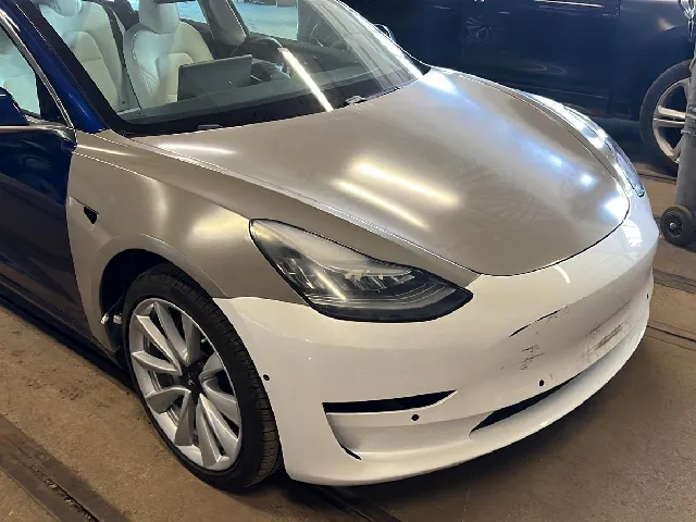 Virsbūves remonta cehs — vairāki automobiļi uz remonta stendiem