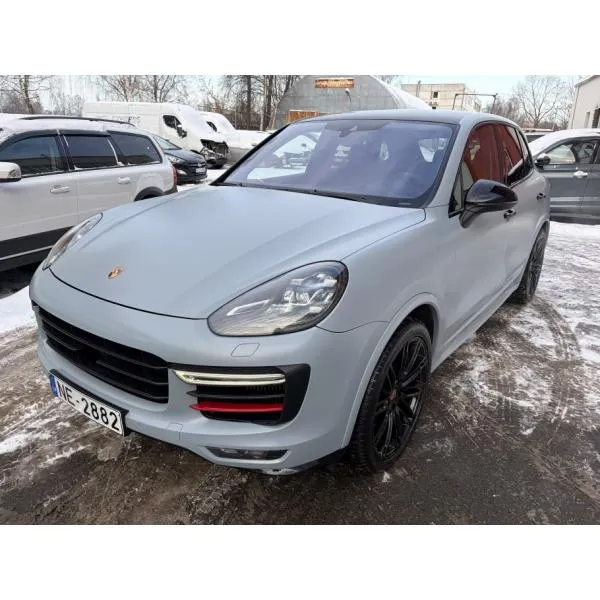 Porsche Cayenne GTS 2016 — pelēks SUV, skats no priekšas